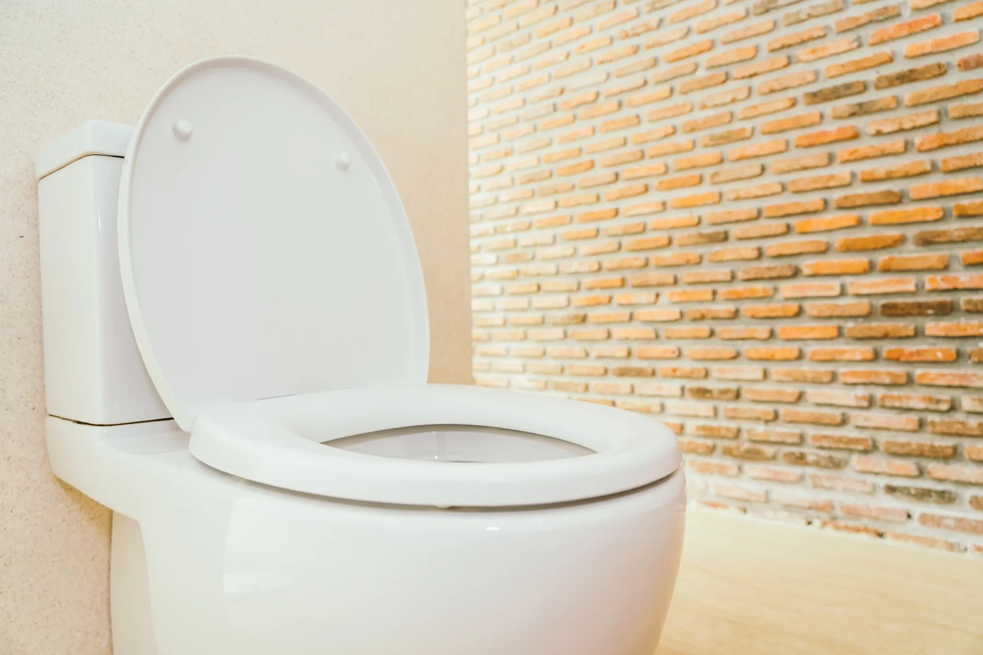Een paar lepels zout - en het toilet blinkt van schoonheid: een beproefd lifehack voor huisvrouwen