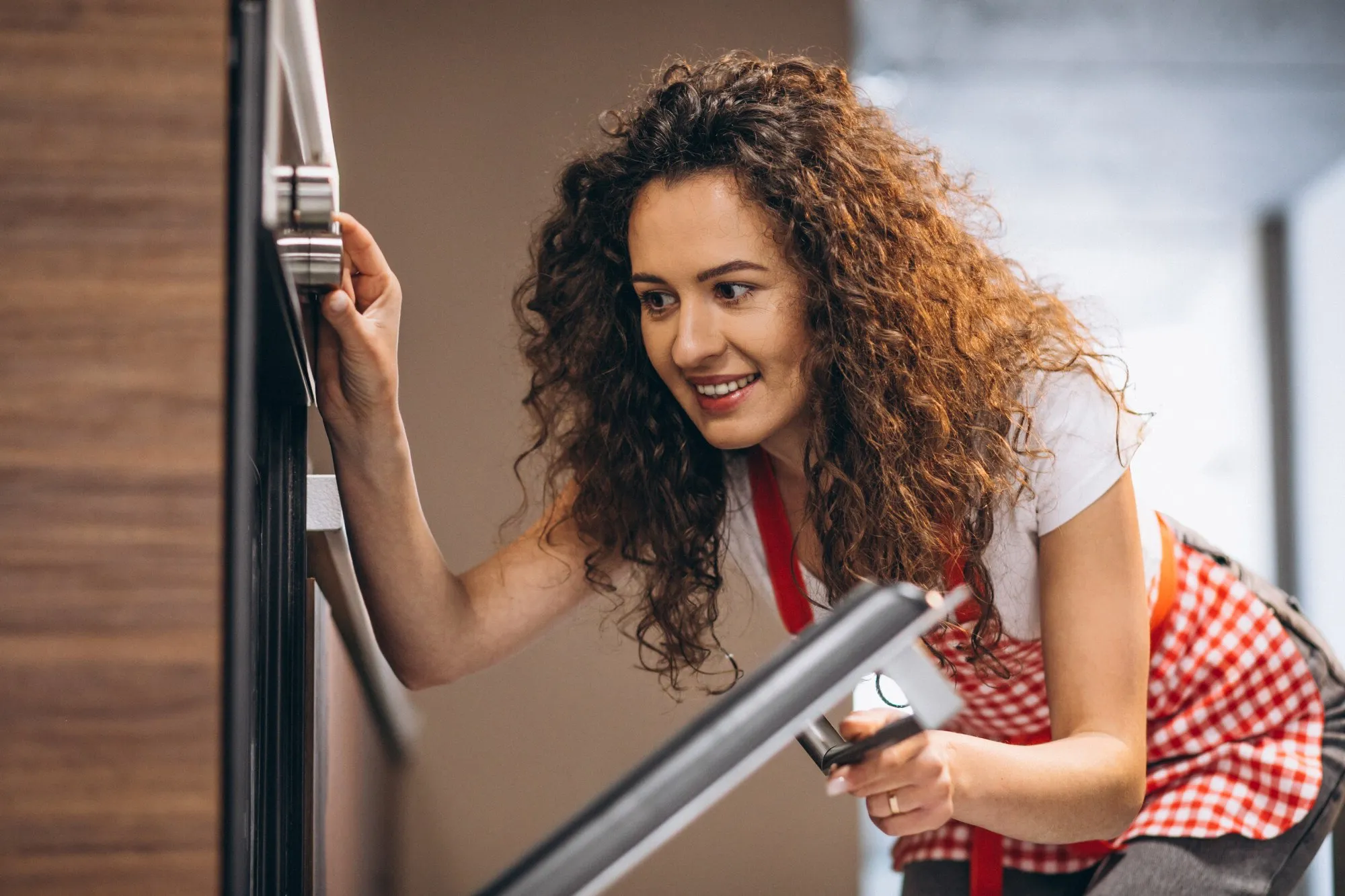 Een slimme levensstijl hack voor het reinigen van de glazen ovendeur: minimale inspanning en hij zal stralen als nieuw