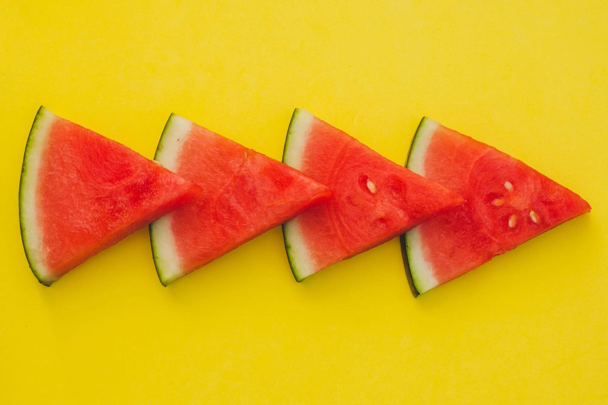 Grote en sappige watermeloenen: hoe plant u ze op de juiste manier