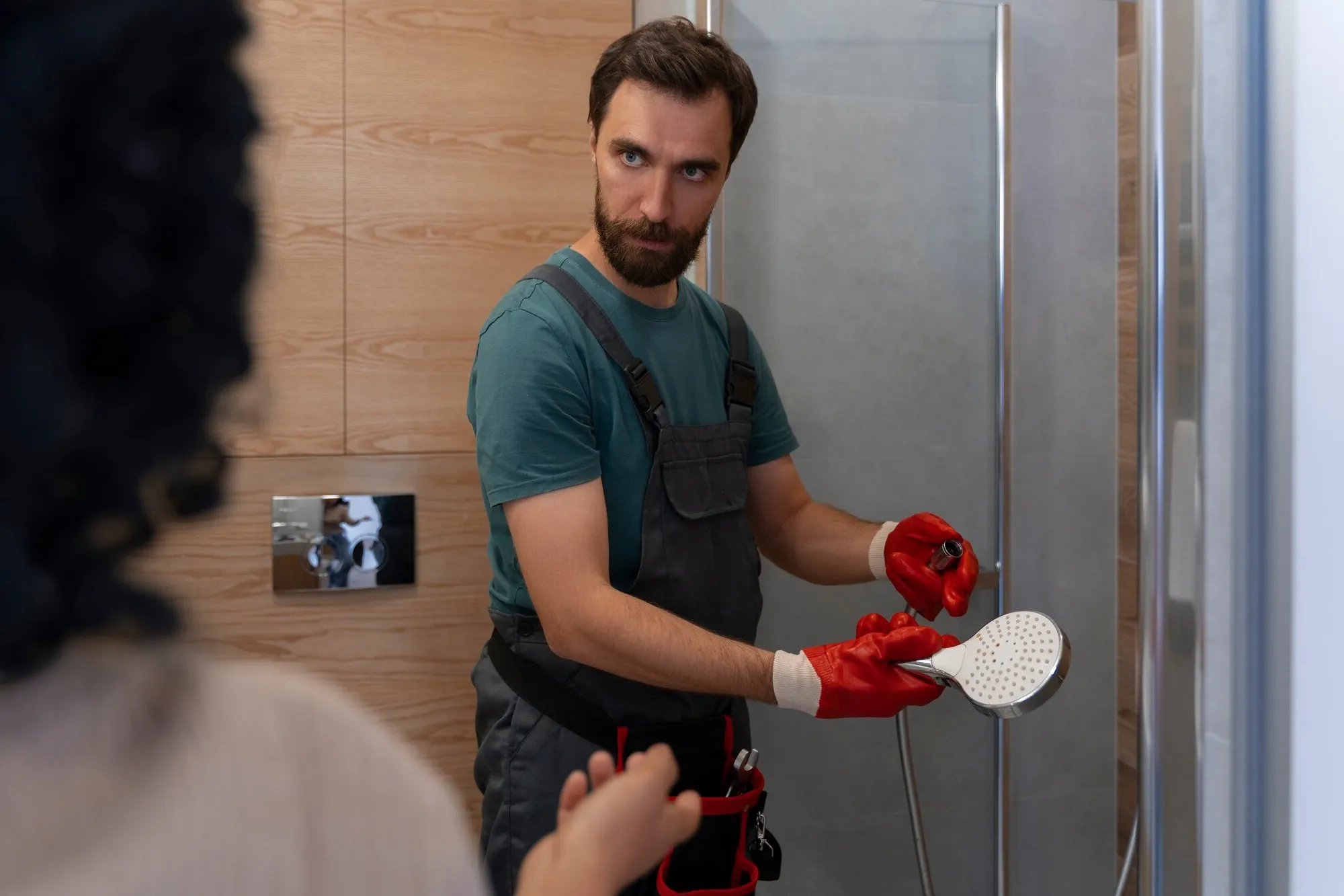 Hoe de douchedeur schoon te maken: handige tips voor huisvrouwen