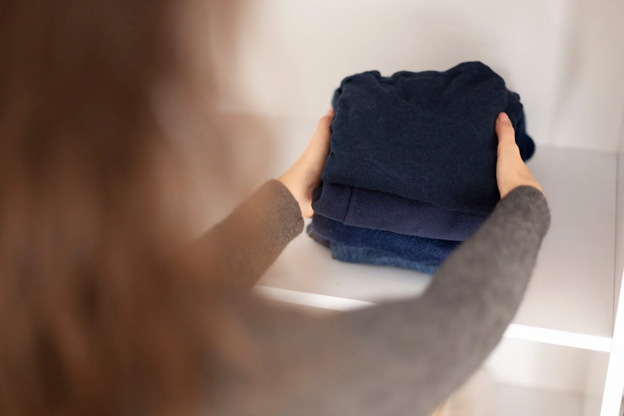 Hoe donkere kleding correct te wassen