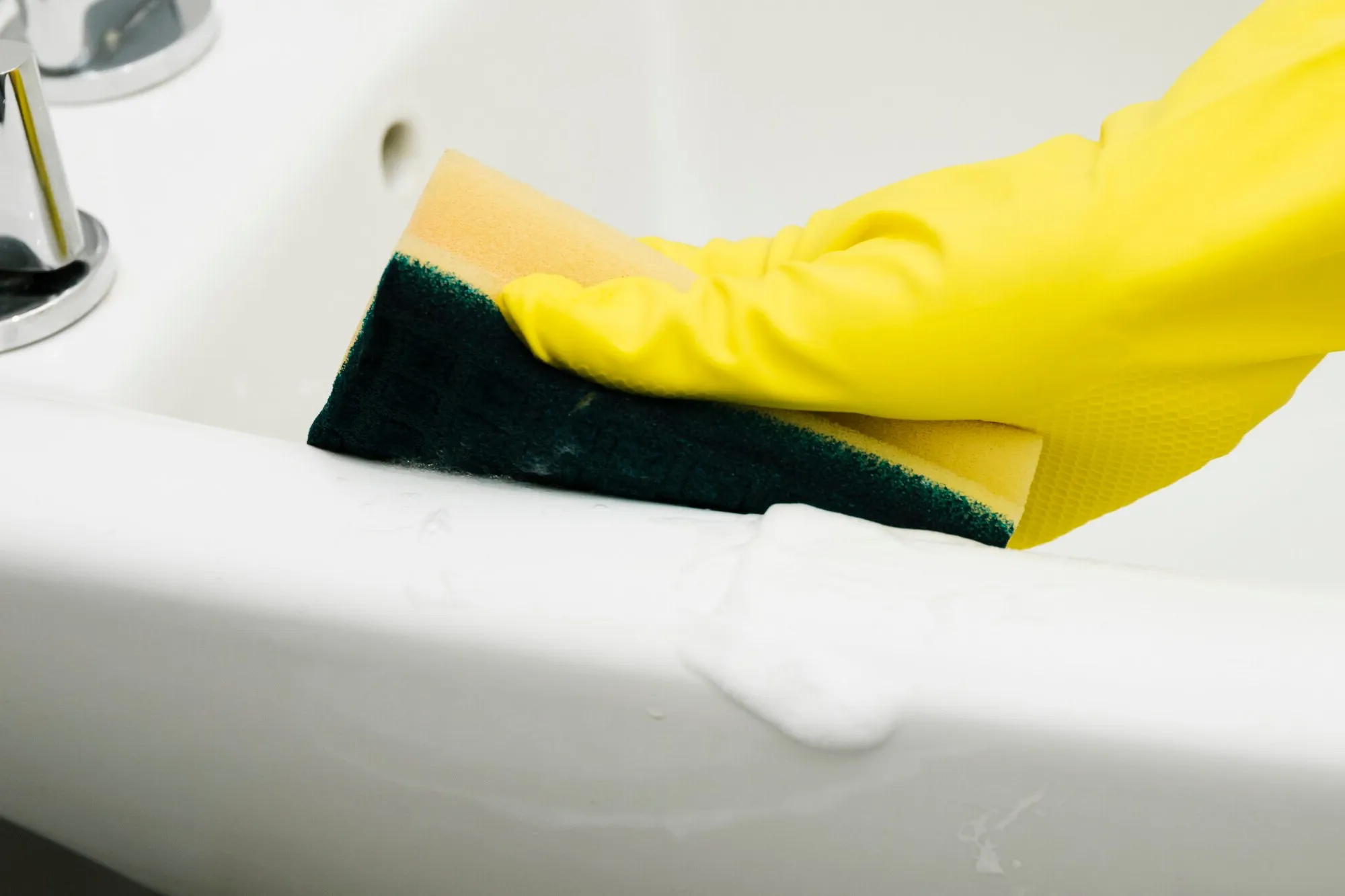 Hoe je een badkuip schoon maakt van vuil en aanslag: 8 eenvoudige stappen