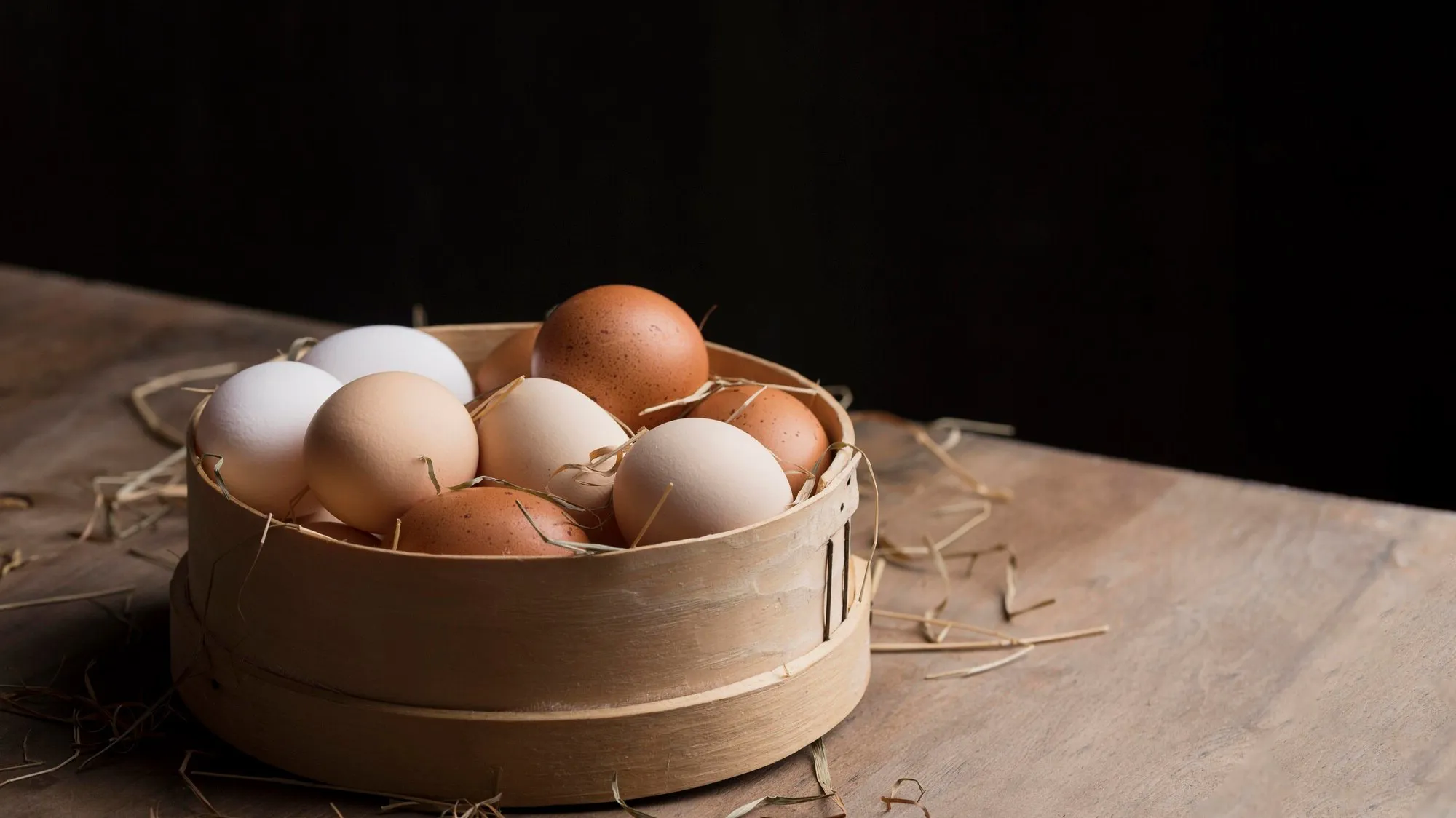 Hoe je in 5 seconden een gekookt ei van de schaal kunt ontdoen: lifehacks die je nog niet kende