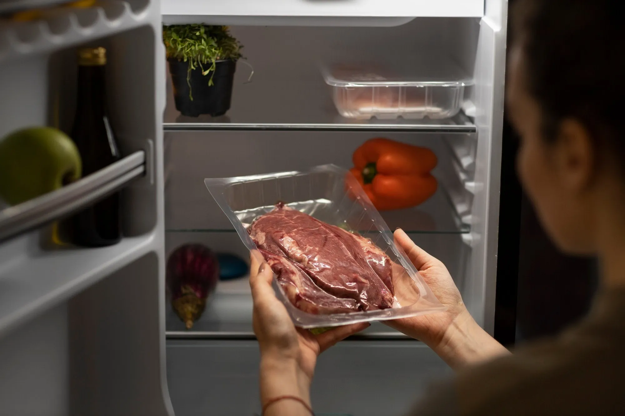 Hoe voedsel in de koelkast bewaren: brood, pasta, gerechten. Handige keukentrucjes