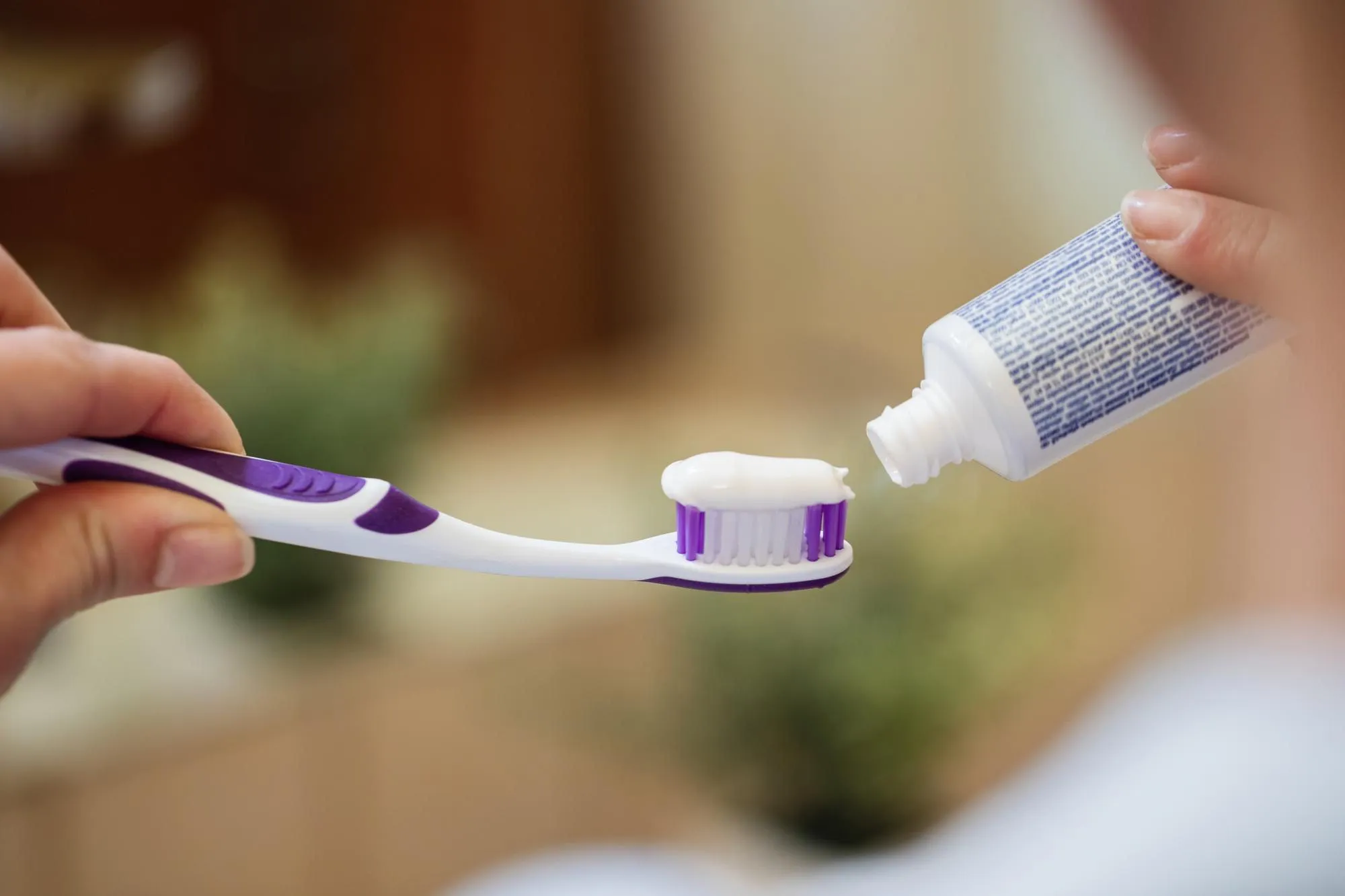Lifehacks met tandpasta: hoe maak je een schoonmaakmiddel voor de keuken van bevroren tandpasta