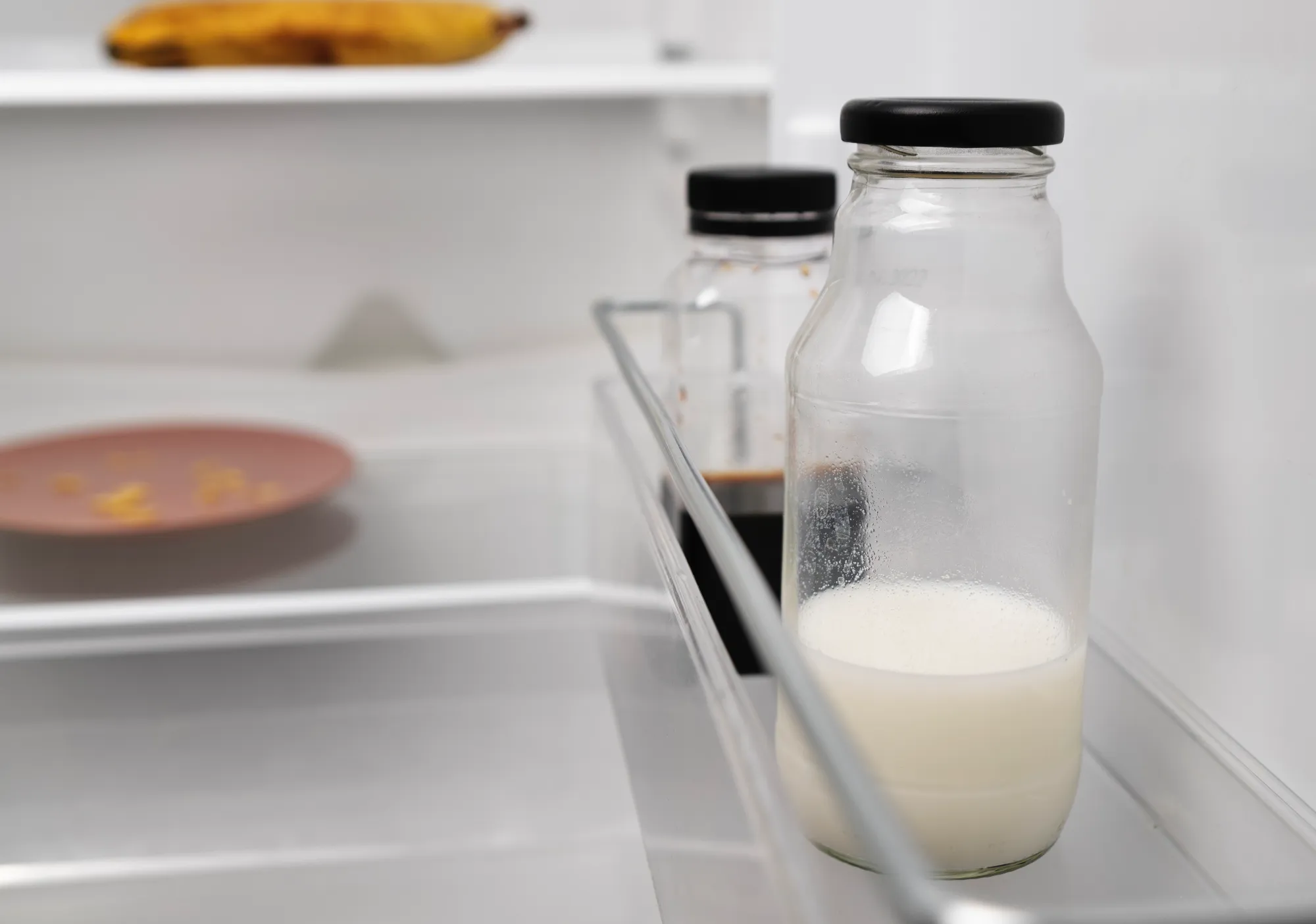 Melk langer vers houden: Vermijd deze plek in je koelkast