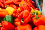 Hoe paprika's en tomaten te voeden om zaailingen te redden: deze meststof is in elk huishouden te vinden