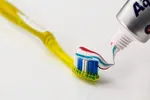 Levensmakken met tandpasta: wat het kan worden gebruikt voor in de keuken en het toilet