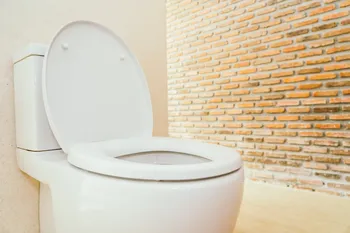 Een paar lepels zout - en het toilet blinkt van schoonheid: een beproefd lifehack voor huisvrouwen
