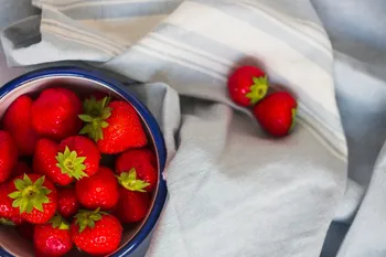 Vier manieren om aardbeivlekken uit kleding te verwijderen