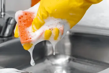Zonder heet water en chemicaliën: drie effectieve manieren om vet van afwas te verwijderen